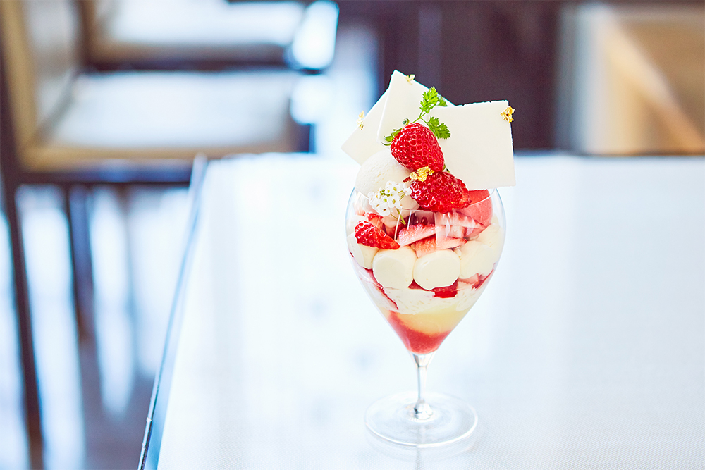 「苺“いばらキッス” 酒粕　柚子のパフェ」￥2,000（税込）