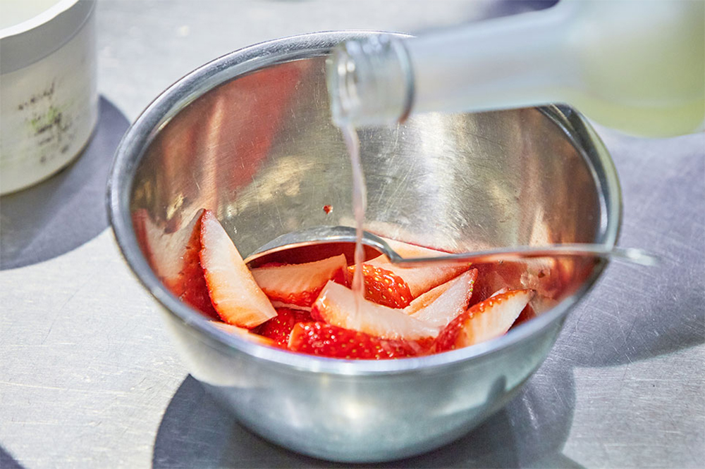 いばらキッスを縦割りに切り、ユズ酒でマリネ。ユズ酒は、茨城県産のユズを使った、茨城・石岡「廣瀬商店」の「柚子しらぎく」を使用。