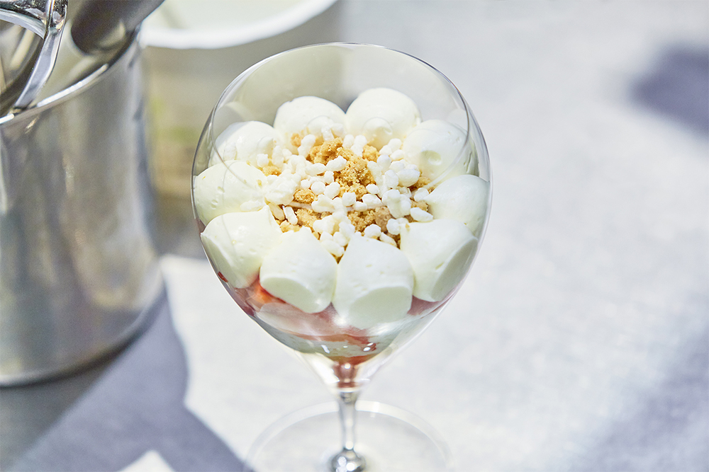 塩気を効かせた、サクサクのライスクリスピーとクランブルを真ん中に忍ばせて。