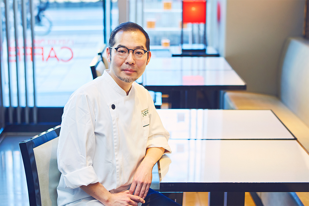 「エンポリオ アルマーニ カフェ」シェフパティシエの秋山真佐典さん。