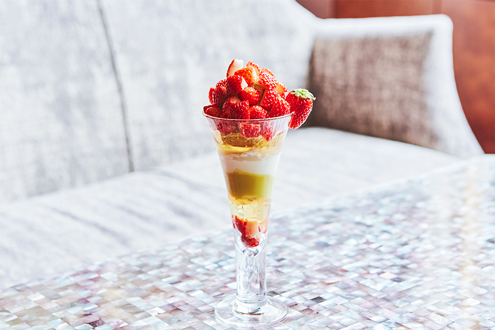 「いばらキッスとピスタチオのパフェ」￥3,200（税・サービス料込）、平日限定で提供。