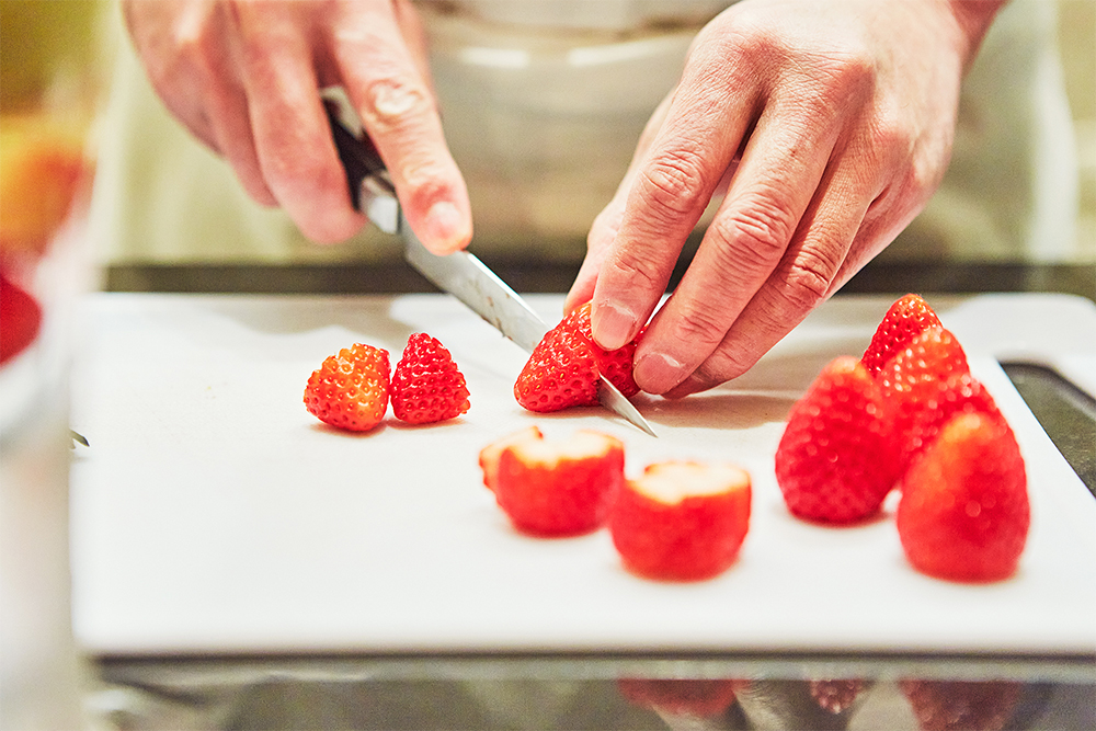 いばらキッスは小さめに切り、ピスタチオのアイスを埋め尽くすようにたっぷりと。「いばらキッスは味が濃厚なので、小さく切ってもイチゴの味がしっかり感じられます」と、鈴木さん。