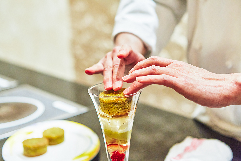 ピスタチオのケーキは、厚みたっぷりで存在感がありつつ、口溶けがよいのでフレッシュないばらキッスやアイスともマッチ。