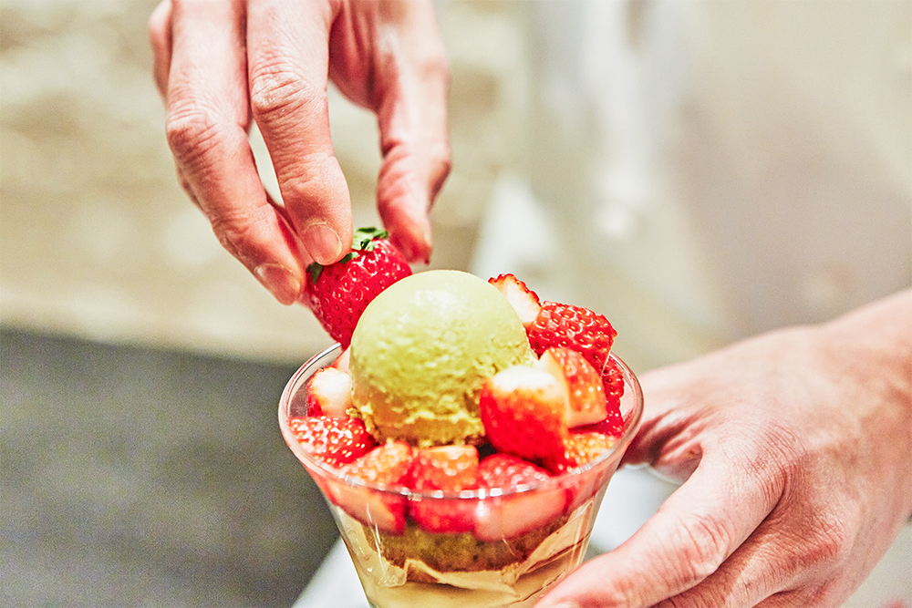 グラスの縁には、いばらキッスを丸ごとひと粒。