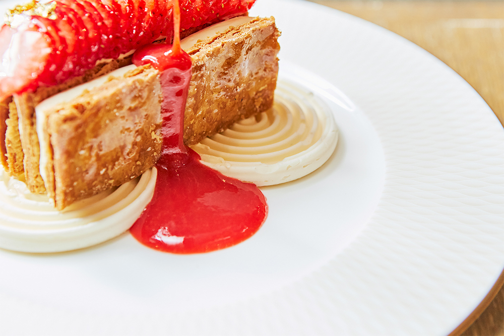 目の前で掛けられる温かいソースは、いばらキッスにカカオパルプを合わせて。砂糖不使用で、さわやかな果実味が口いっぱいに広がる。