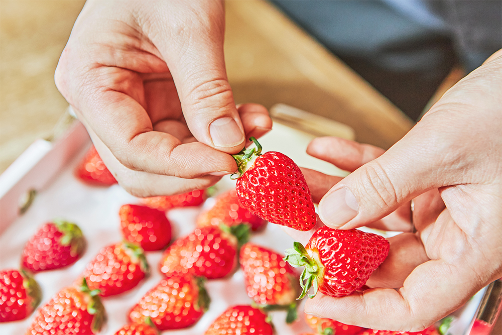 「色がすごくいいですよね。形もきれいでお菓子向きだと思います」と、江口さん。