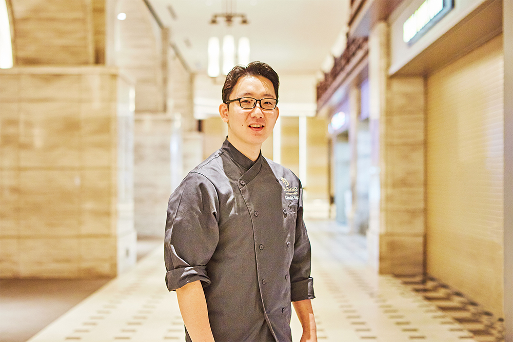 「パティスリー＆カフェデリーモ」のシェフショコラティエ・パティシエ、江口和明さん。