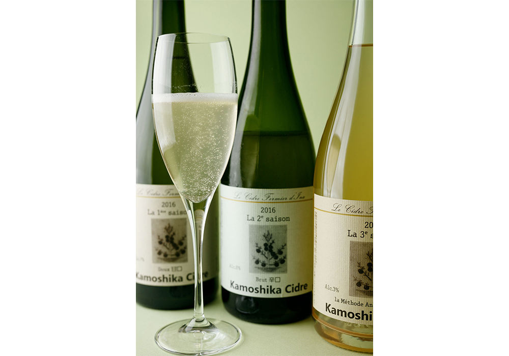 2016年秋より醸造を開始。リンゴの収穫時期に合わせ、３期に分けて甘口、辛口、低アルコール甘口と３種類ずつ仕込む。¥ 1,650〜￥3,300／750ml（税込）。photograph by Daisuke Nakajima