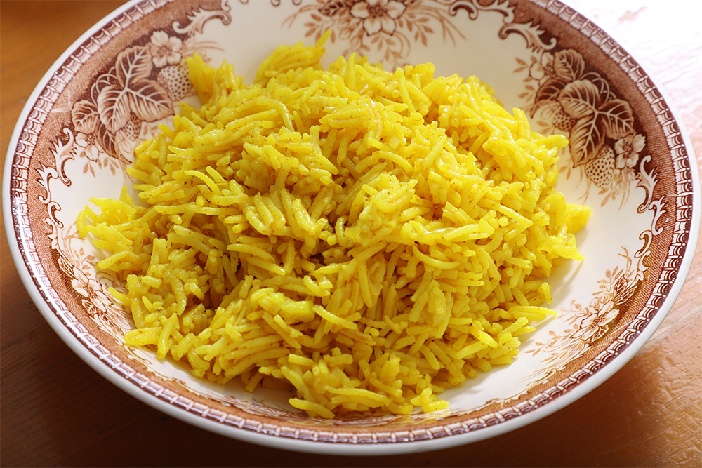 ［２］米とスパイス、水を加えて炊く