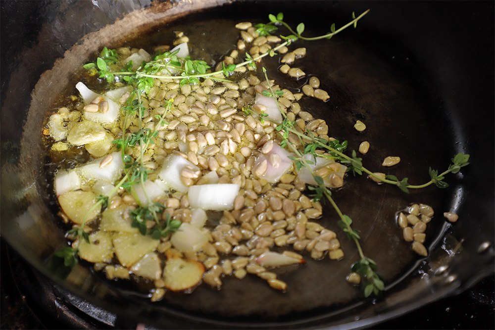 ［３］ハーブとナッツを炒める