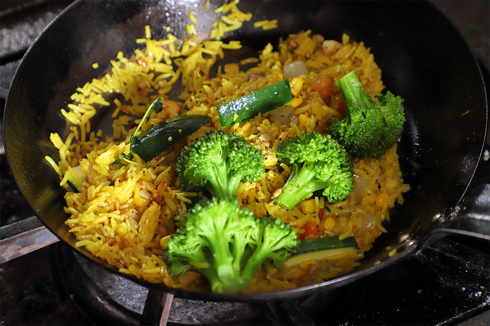 ［４］ご飯と茹で野菜を加える