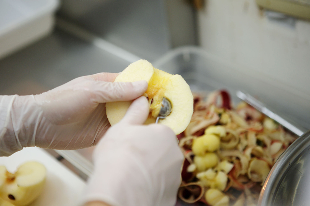 【１】 リンゴを粗みじんに