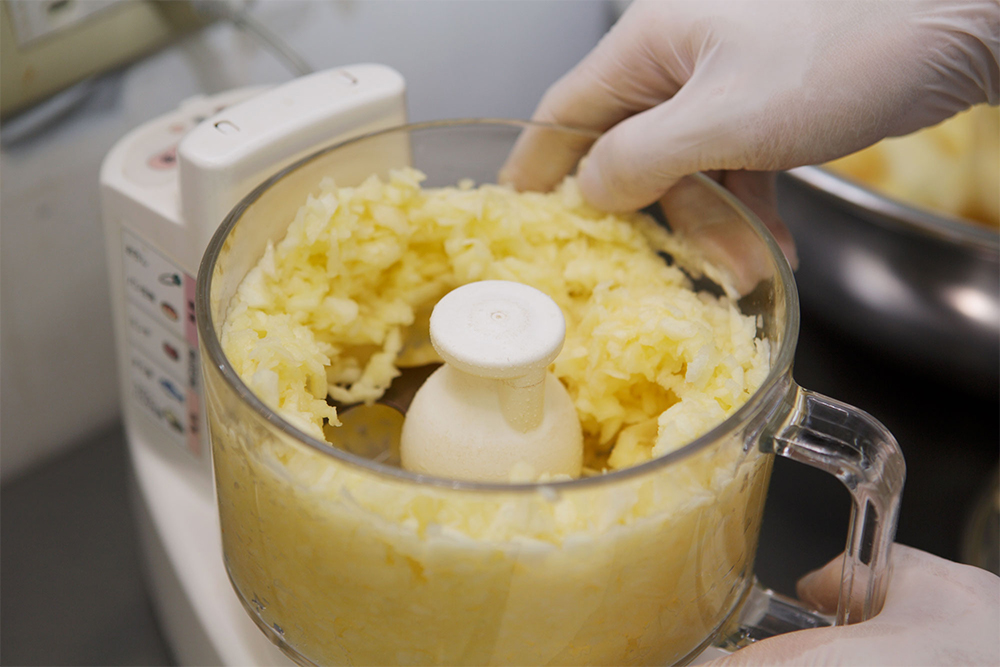 POINT:リンゴはつぶしすぎず、粗みじんにしてシャキシャキした食感を残す。食材や組み合わせ、とろみの出方によって扱い方を変える。