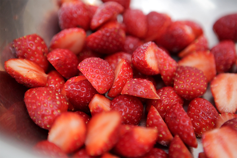 【２】イチゴの半量を縦にカット