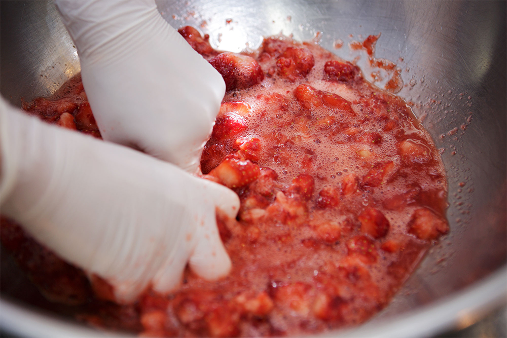 【３】半量は手でつぶす