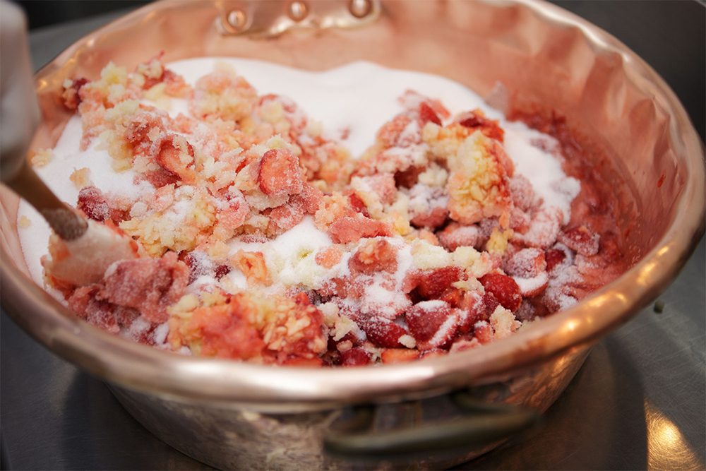 【４】砂糖を加えて混ぜる