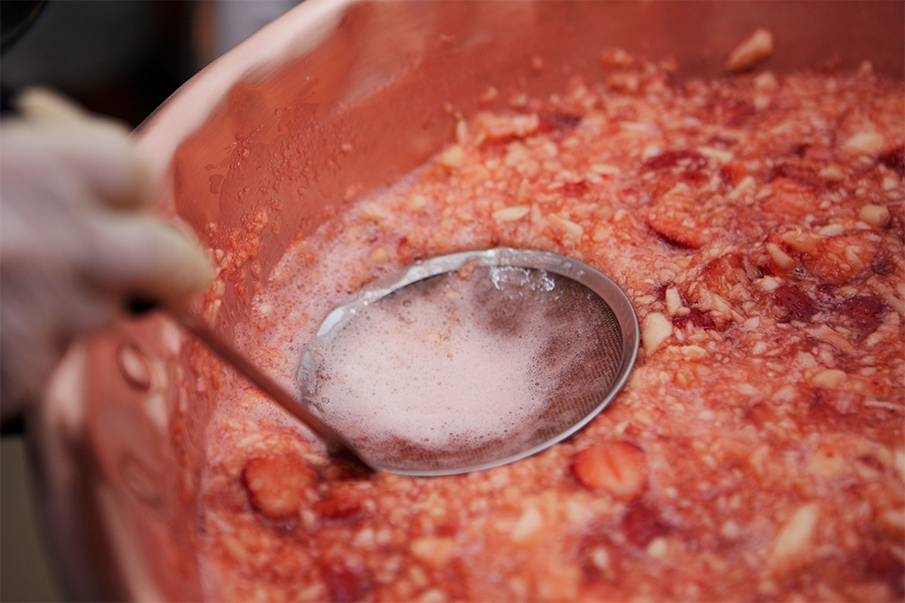 POINT:アクをこまめにすくうことが、つややかな美しいジャムを作るコツ。