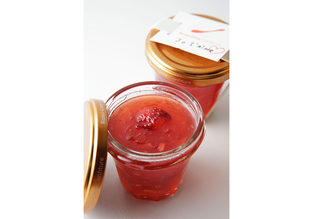 とろりとしたテクスチャーに隠されたリンゴとイチゴの食感が楽しい冬季限定ジャム（※注：現在、販売していません）。見た目も可愛い赤色のコツは、煮過ぎないこと。