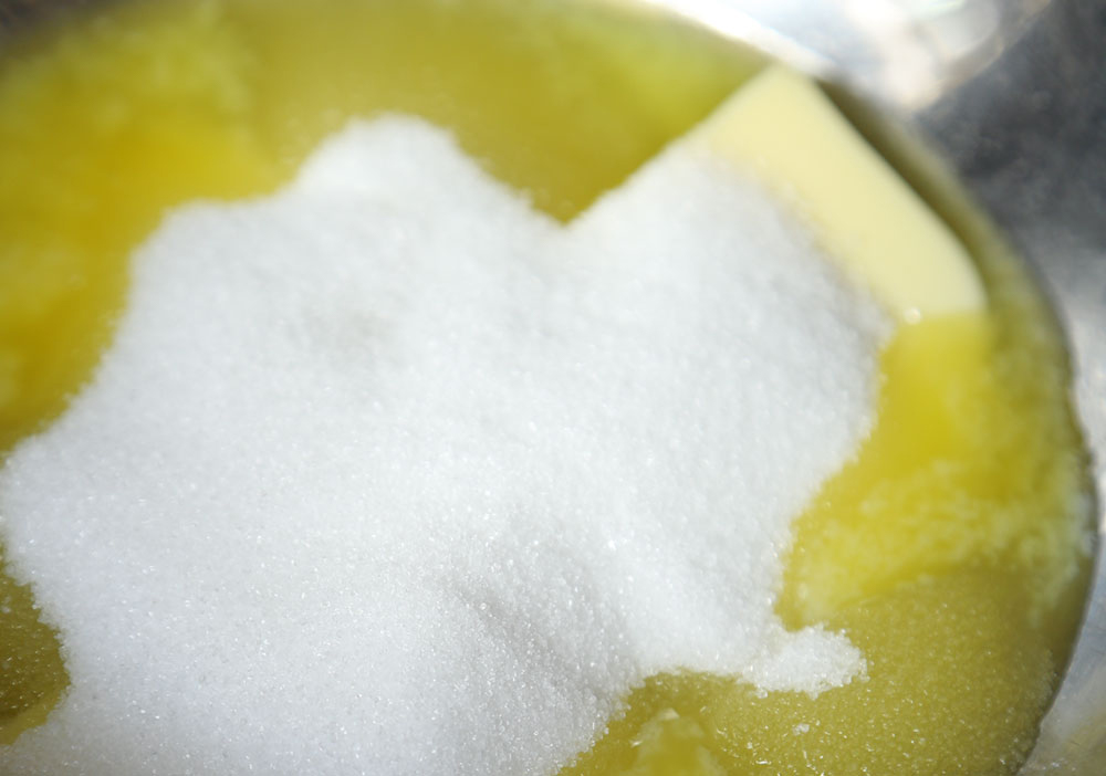 【１】バターと砂糖を湯煎にかける