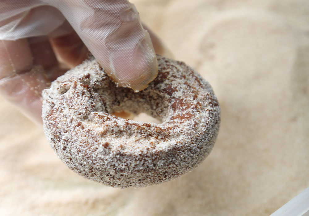 【13】シナモンシュガーをまぶす