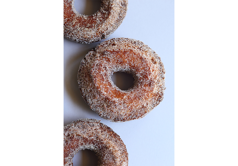 外はザクッ、中はふわっと。食感のコントラストが魅力。リンゴピュレと全粒粉を加えたケーキ生地を香ばしく揚げて。ほのかな甘味が心地よく、止まらないおいしさ。