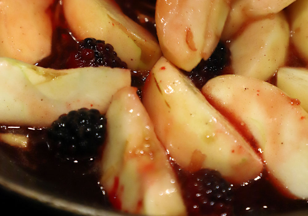 [５]リンゴとベリーをさっと炒める