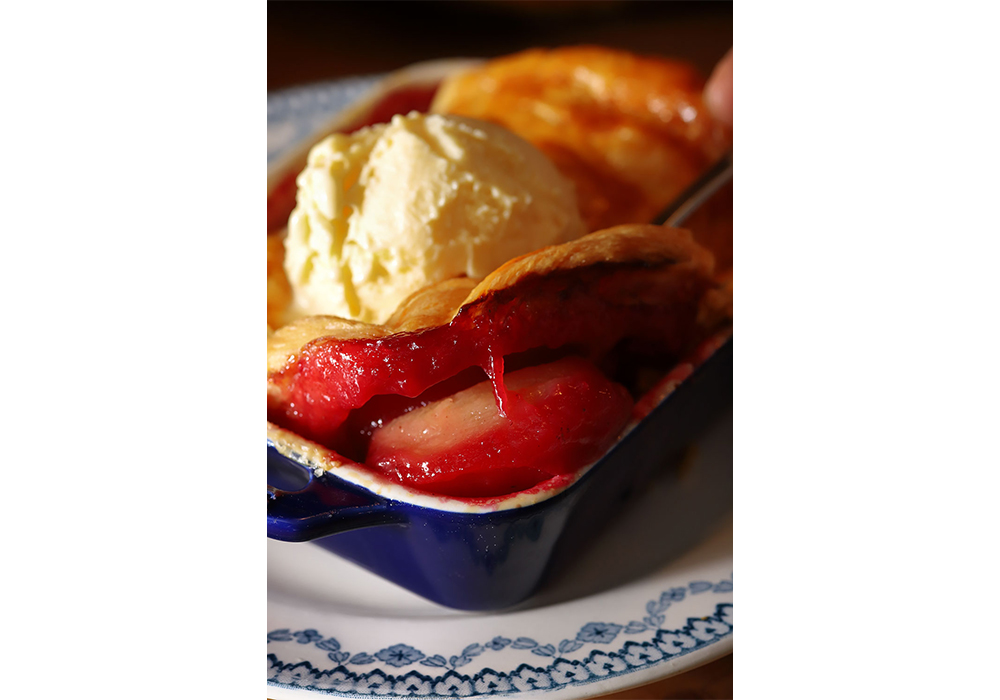 サクサクの生地にナイフを入れると、甘酸っぱいソースがたっぷりあふれ出る。