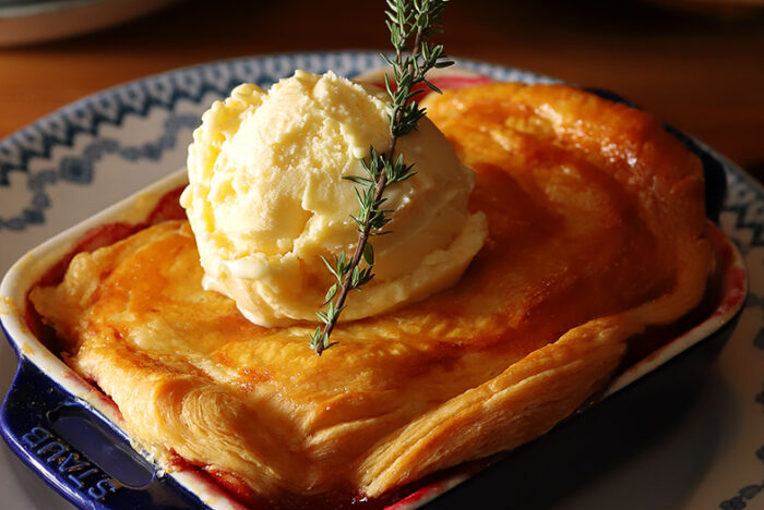 １人用の小さなグラタン皿で焼く。「紅玉とベリーのパイ」