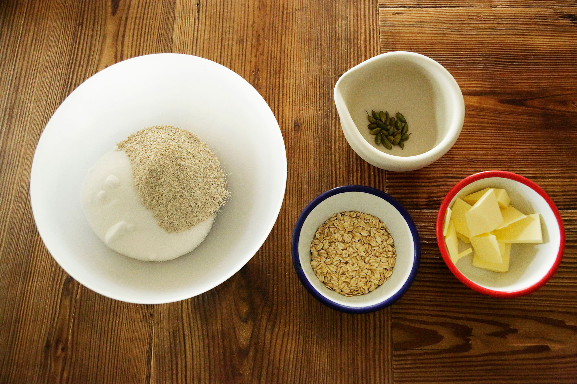 極意３：イメージに近づける素材選び 英国から輸入する薄力粉、自家製粉する全粒粉、使う直前にすり潰すスパイス・・・目指す味、食感に近づけるためなら、躊躇せず、いい材料を使う。