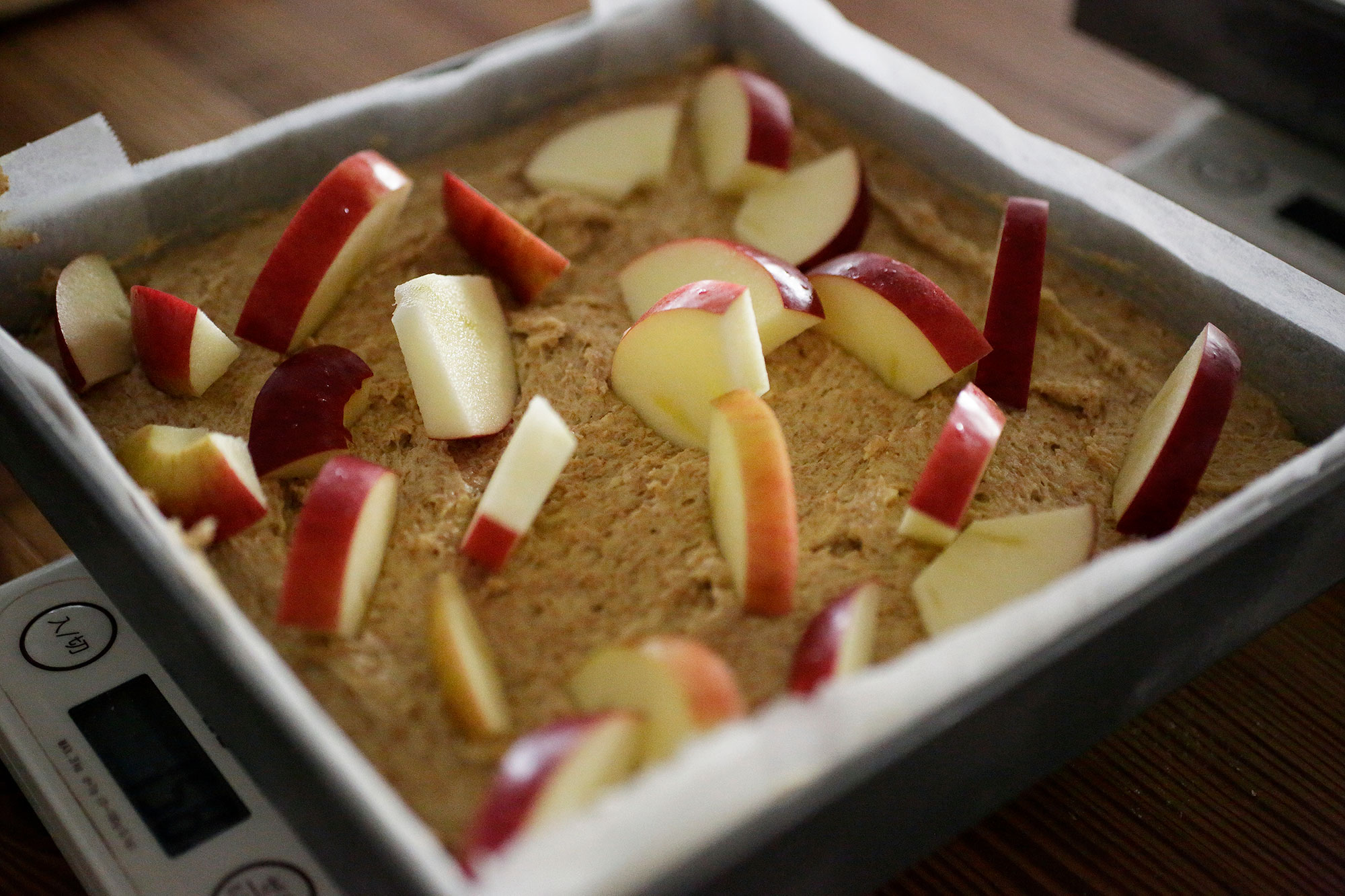 極意４：寝かさず、縦に挿す リンゴの水分で生地がべちゃっとしないよう、ランダムに縦に挿す、目からウロコのワザ！　すきまにルバーブ、クランブルをのせる。