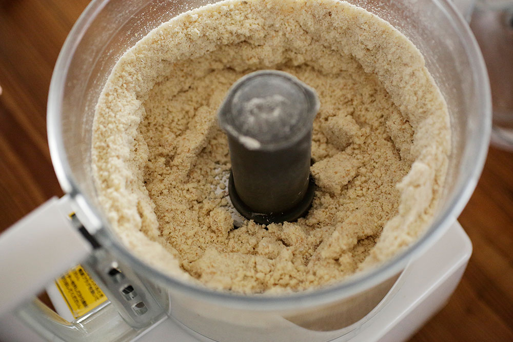 ショートブレッド生地を作る。すべての材料をフードプロセッサーに入れ、サラサラした状態になり、少し塊ができ始めるまで回す。ボウルに移し、指でもみ込む。 [２]生地をまとめる