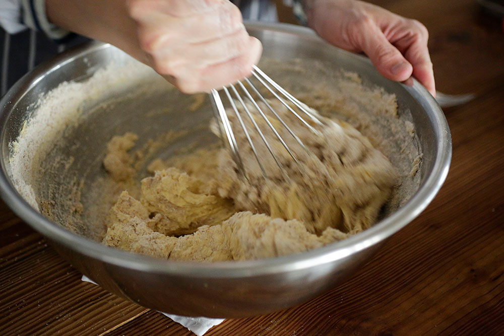 残りのBの1/3量を加え、よく混ぜて生地をつなげる。残りのBを加え、泡立て器で少しずつ粉と生地をなじませていく。 [８]卵を加えて混ぜる