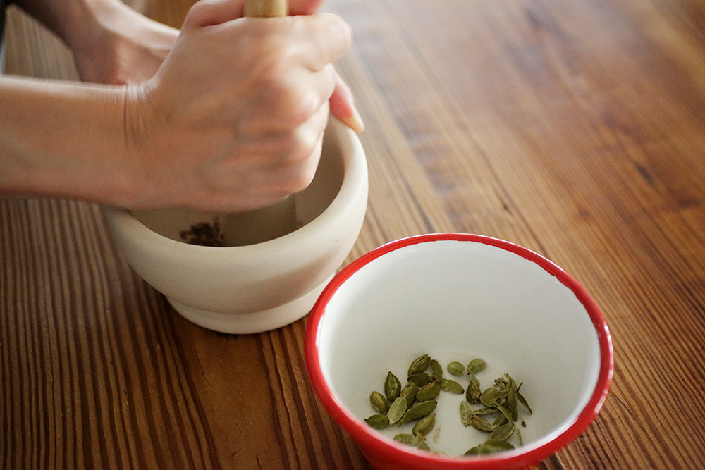 クランブルを作る。カルダモンは乳鉢でつぶして殻を取り除き、粗めにすりつぶす。 [10]バターと粉をなじませる