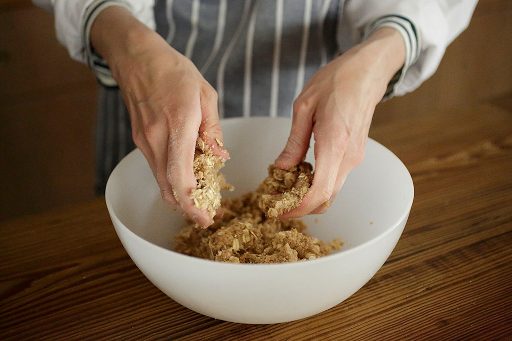 すべての材料をボウルに入れ、バターをちぎってつぶしながら粉となじませる。バターが細かくなったら手ですくい取り、指先でもむようになじませ、しっとり、ほろほろにする。