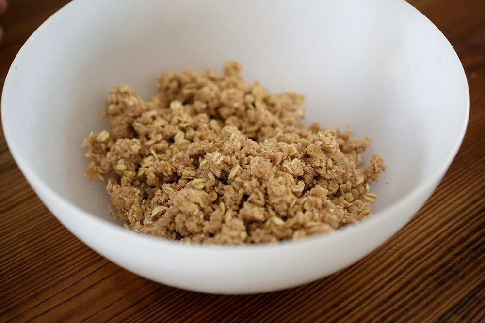 POINT:クランブルは少し塊ができてくるまで生地を混ぜることで、ザクザクした食感に焼き上がる。のせる素材、その日の気分で細かいクランブルにしてもよい。 [11]バター生地を加える