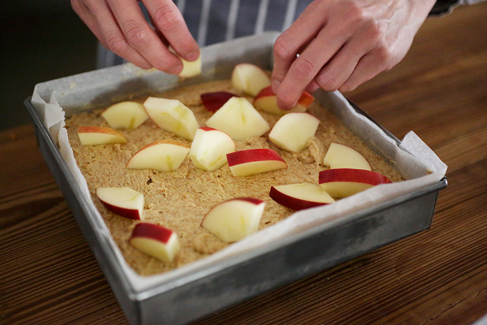 リンゴの芯をくり抜き、縦1/4に切ってから厚さ７㎜～１㎝のイチョウ切りにする。[11]の上に挿すようにしてランダムにのせる。 POINT:厚さや向きが不揃いのほうが食感に違いが出る。リンゴを寝かせて焼くと生地の水分が飛びにくいので立てる。 [13]ルバーブを加える