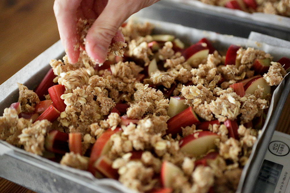 クランブルを手で握って塊を作りながら、[13]の上に散らす。 POINT:塊がところどころにあるほうが食感にメリハリが出る。 [15]オーブンで焼く