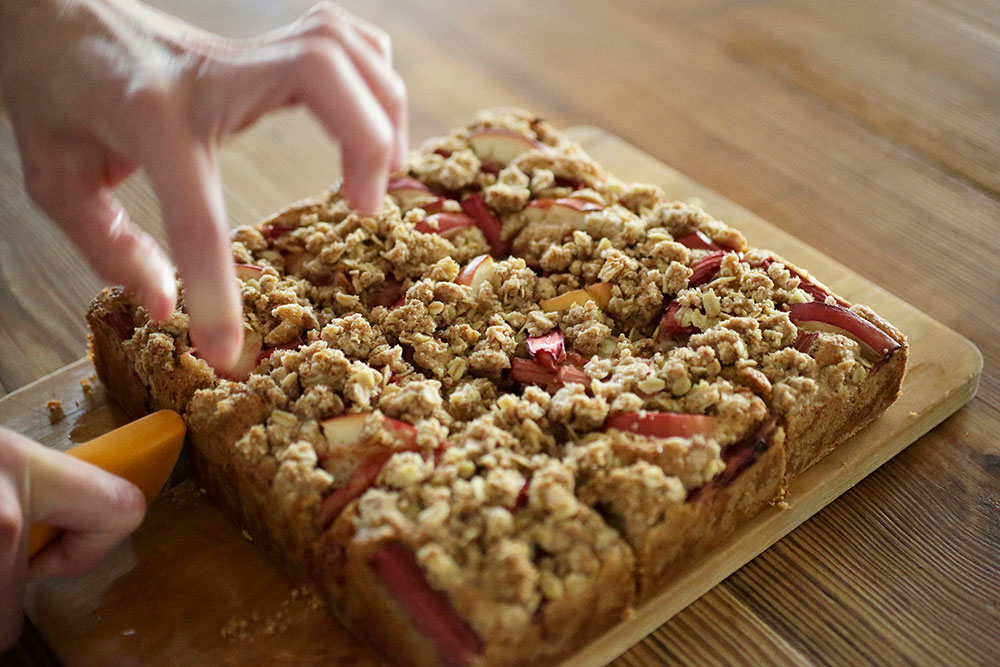 180℃のデッキオーブンで30分焼き、ダンパーをあけてさらに約30分焼く。室温で冷まし、型からはずして９等分に切る。