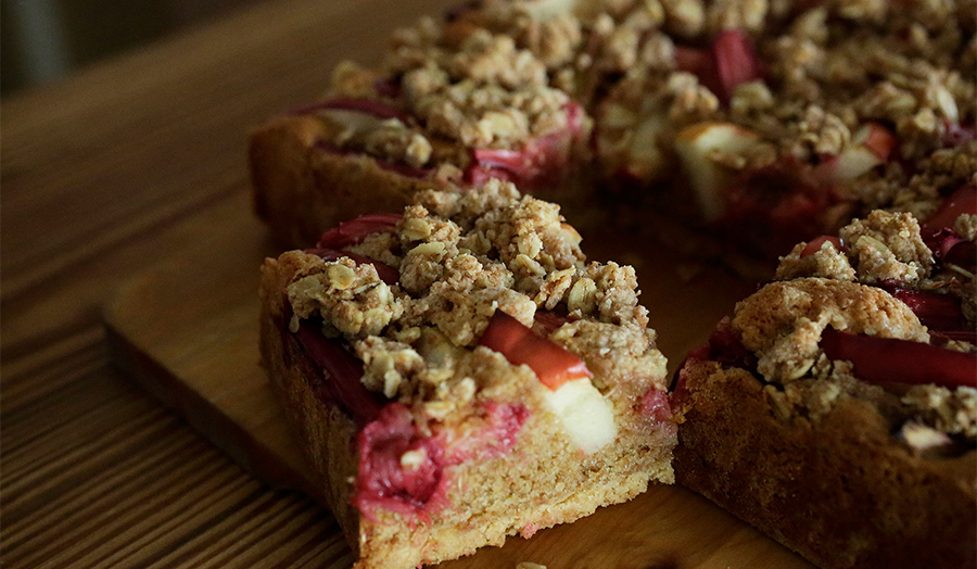 カルダモンが爽やかに香るクランブル、旬のリンゴとルバーブたっぷりのバター生地、サクサクのショートブレッド。３種の生地の食感と味わいが、型の中で調和する。