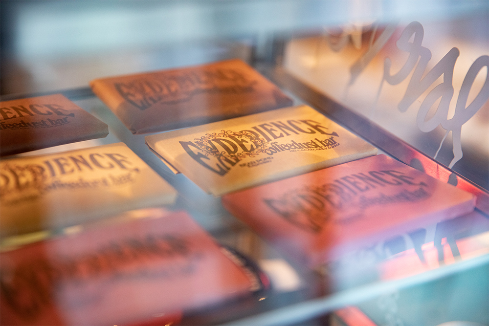 田中さんがアトリエで手作りしている。パッケージもすべて手製。製法の特許は取得していないが、「コーヒーダスト」という呼称に関しては日米で登録商標を取った。