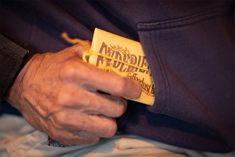 コーヒーダストバーをポケットからすっと取り出す。