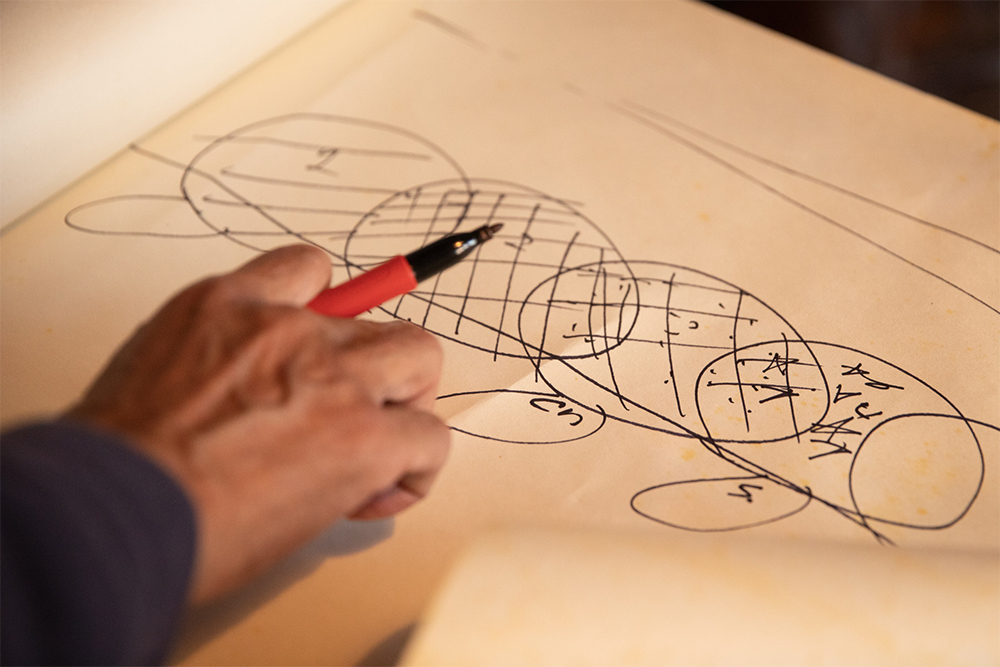 「ウェーブは線ではなく球体の連なり。前のウェーブの要素が重なっていく」と図式化して解説。