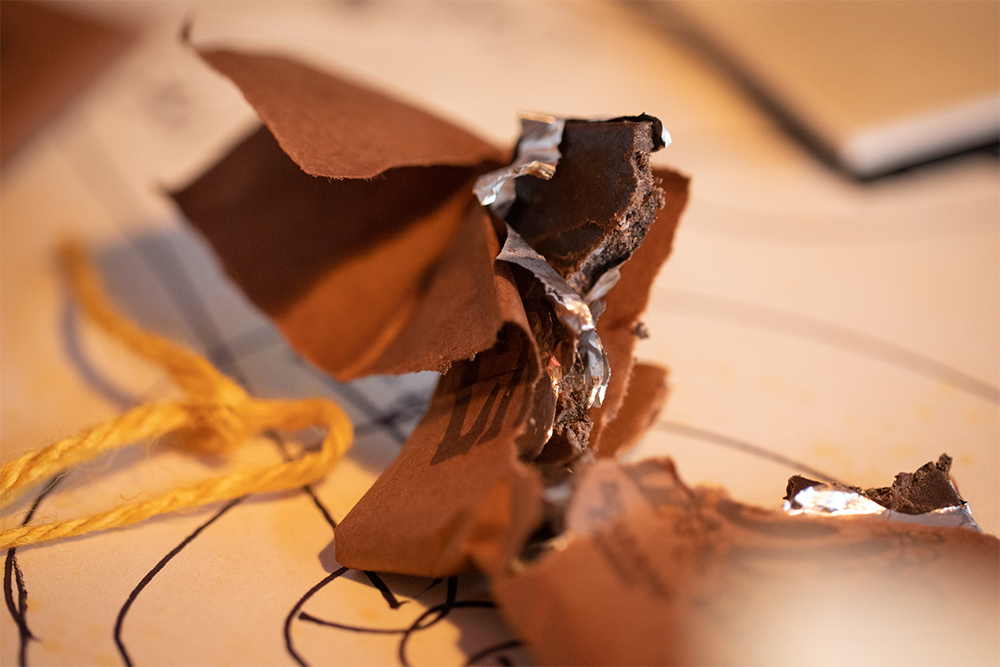 「ダスト」という言葉からもわかるように、テクスチャーに微細なザラツキがある。あえてザラツキを出して、違和感ではなく快感をもたらすのが鍵。