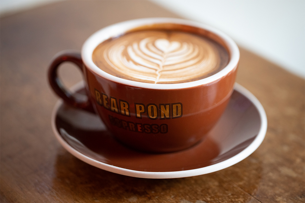 「ちなみに、エスプレッソとして提供するエスプレッソと、ラテのベースとなるエスプレッソは別物。前者のエスプレッソにダストはなくて、ラテベースにはダストがある。あくまで食感の話だけど」