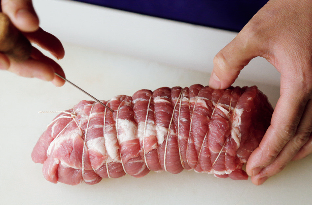 [１]肉に串を打つ
