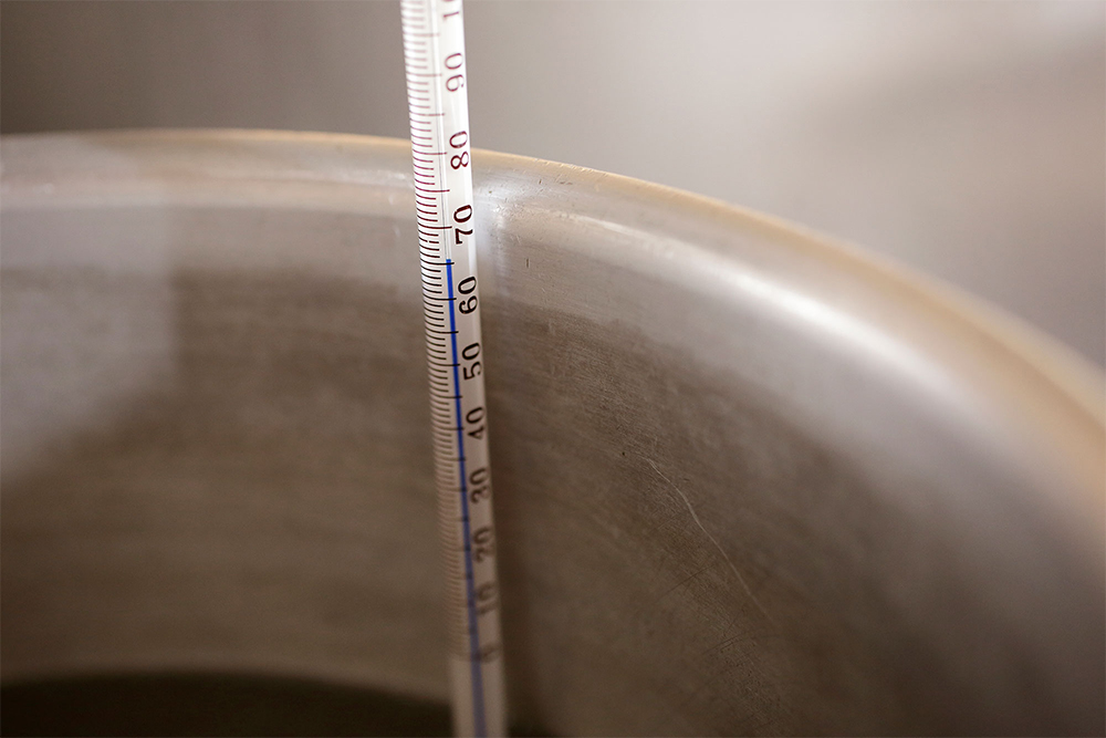 [４] たっぷりの湯をまず80℃にする