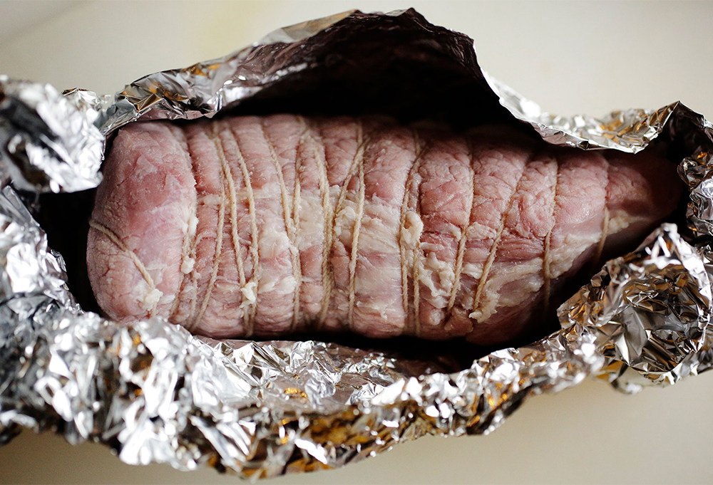 [６]ホイルに包み、２時間休ませる