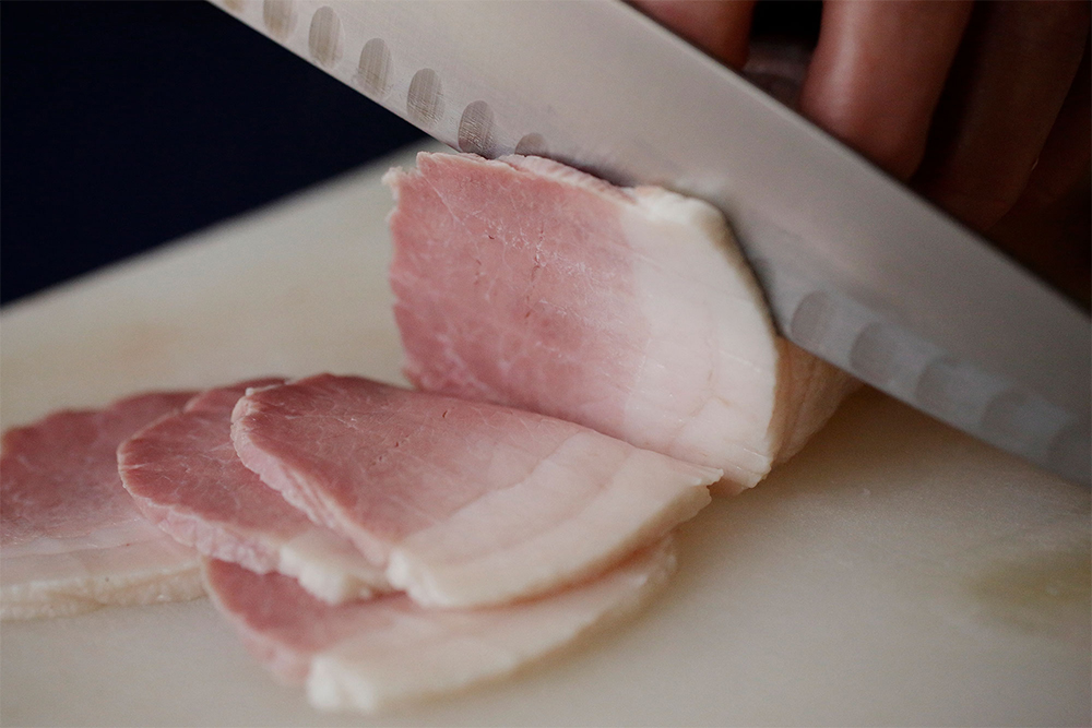 豚モモ肉は脂肪分が少なく、さっぱりとコク深い味わい。筋繊維が発達しており、きめ細かく、しっかりとした歯応えも魅力。強いて言えば肉が締まりやすいので、ボイル温度にはより気をつけたい。