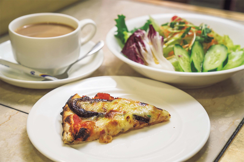 いつもの昼食。乳製品嫌い（チーズは別）のため、栄養を考えてコーヒーに牛乳を加える。