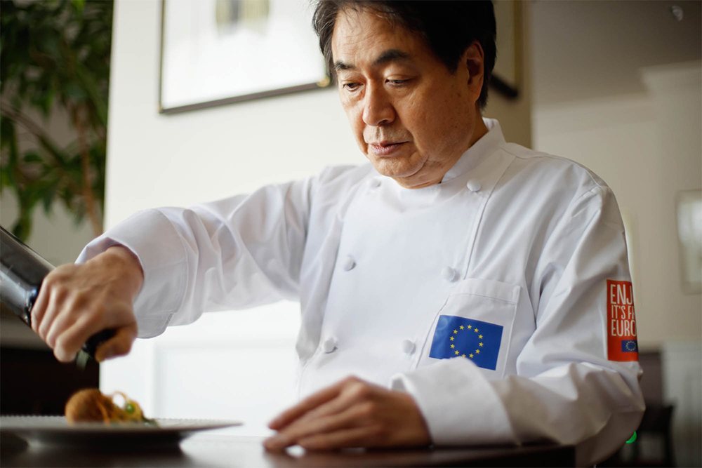 東京・南青山「リストランテ アクアパッツァ」、「横須賀アクアマーレ」オーナーシェフの日髙良実さん。1986年イタリアに渡り、名店から地方料理の店まで14軒で修業し帰国。以来30年以上、日本のイタリアンの第一線を走り続ける。テレビ出演や著書多数。コロナ禍で始めたYouTubeチャンネル「日髙良実のACQUAPAZZAチャンネル」の登録者数は15万人を誇る。